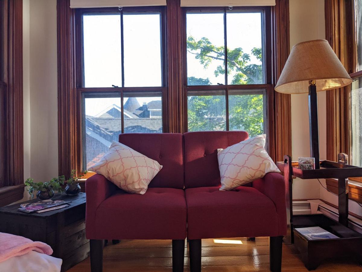 Hotel Pink Flamingo Wolfville